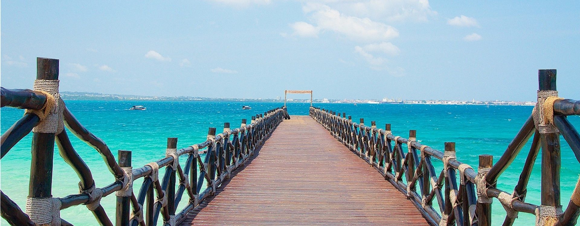 Zanzibar - putovanje prepuno kontrasta poput ovog mola koji ulazi u more