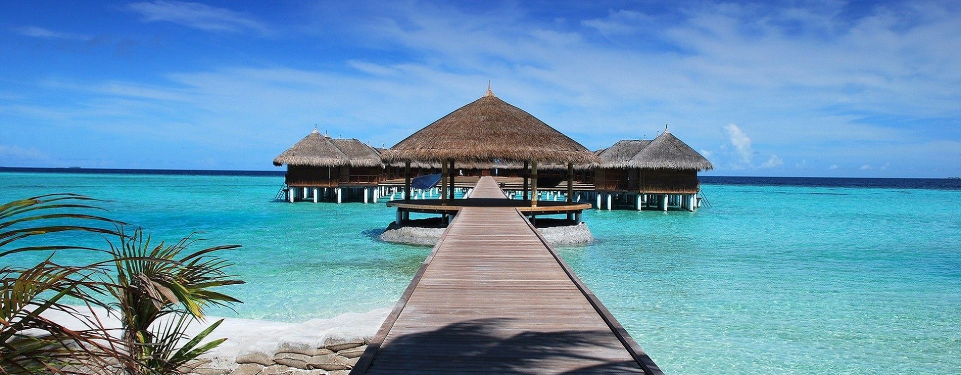 Maldivi su idealni za odmor na plaži. Putovanje na Maldive i boravak u bungalovu na plaži čini se pravim izborom za romantičnu avanturu.